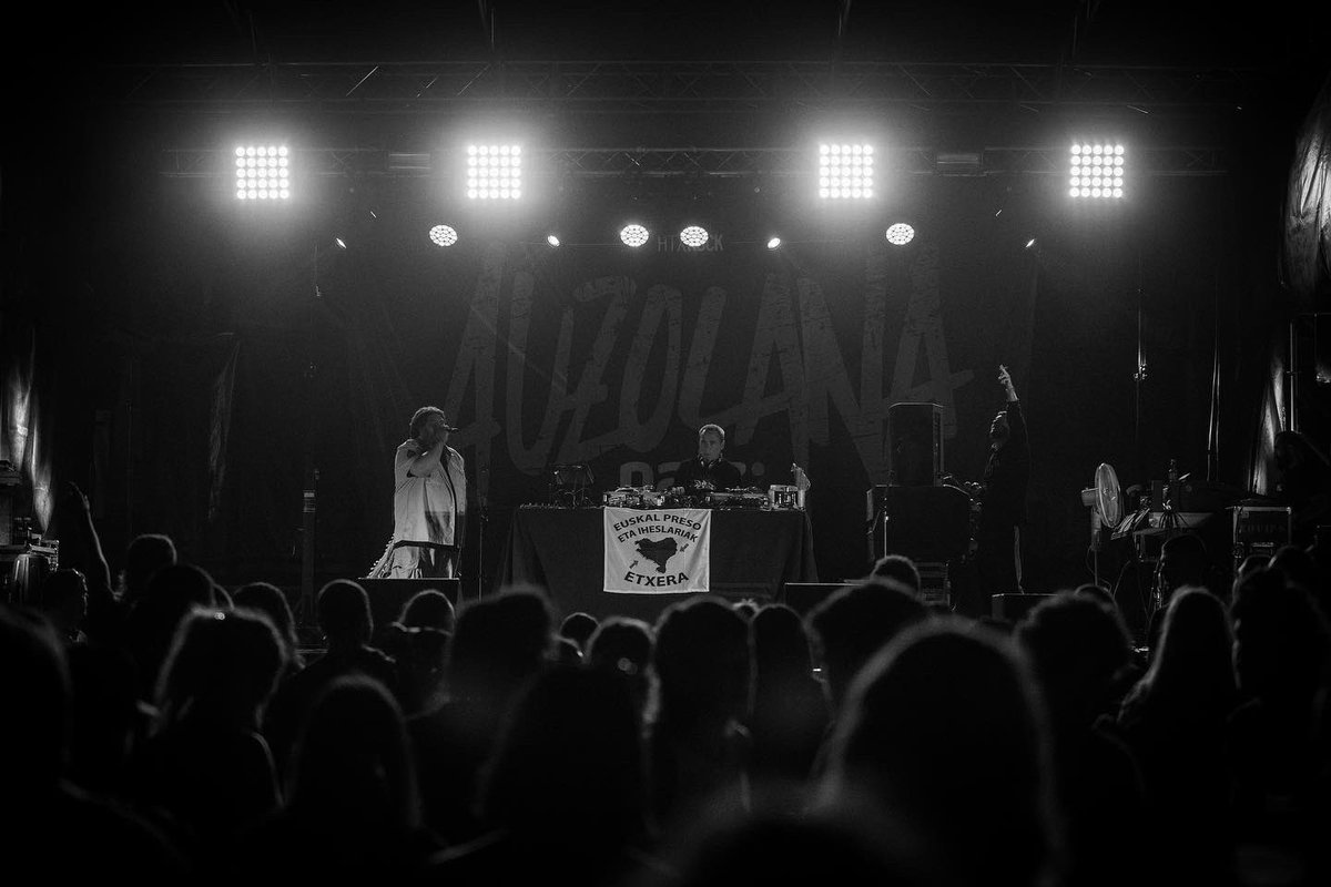 Hatortxurock's tweet photo. #HTX26 📸 Argazki bilduma
🎶 @StepiSelektah
.
.
.
#hatortxu #Selektahstepi #auzolana #elkartasuna #hatortxurock #musikajaialdia #jaialdia #denaketxera #zeruahelmuga #etxera https://t.co/9WZUIrAyta