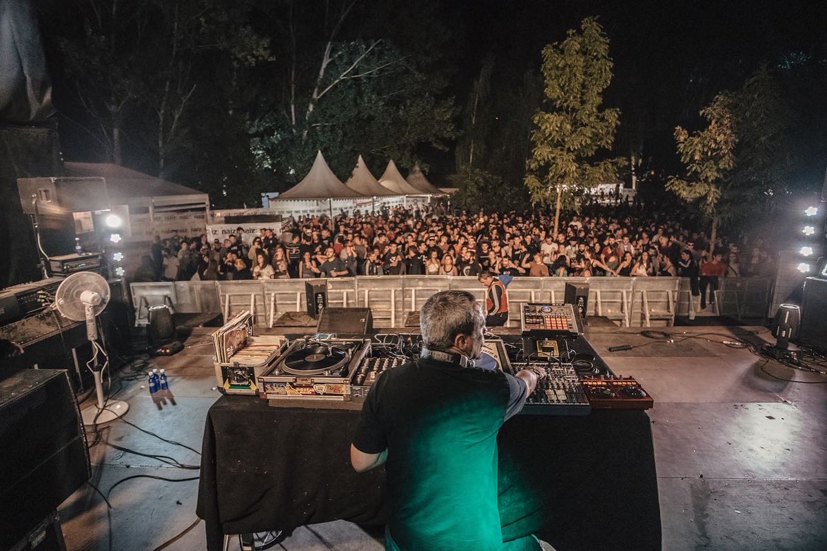 Hatortxurock's tweet photo. #HTX26 📸 Argazki bilduma
🎶 @StepiSelektah
.
.
.
#hatortxu #Selektahstepi #auzolana #elkartasuna #hatortxurock #musikajaialdia #jaialdia #denaketxera #zeruahelmuga #etxera https://t.co/9WZUIrAyta