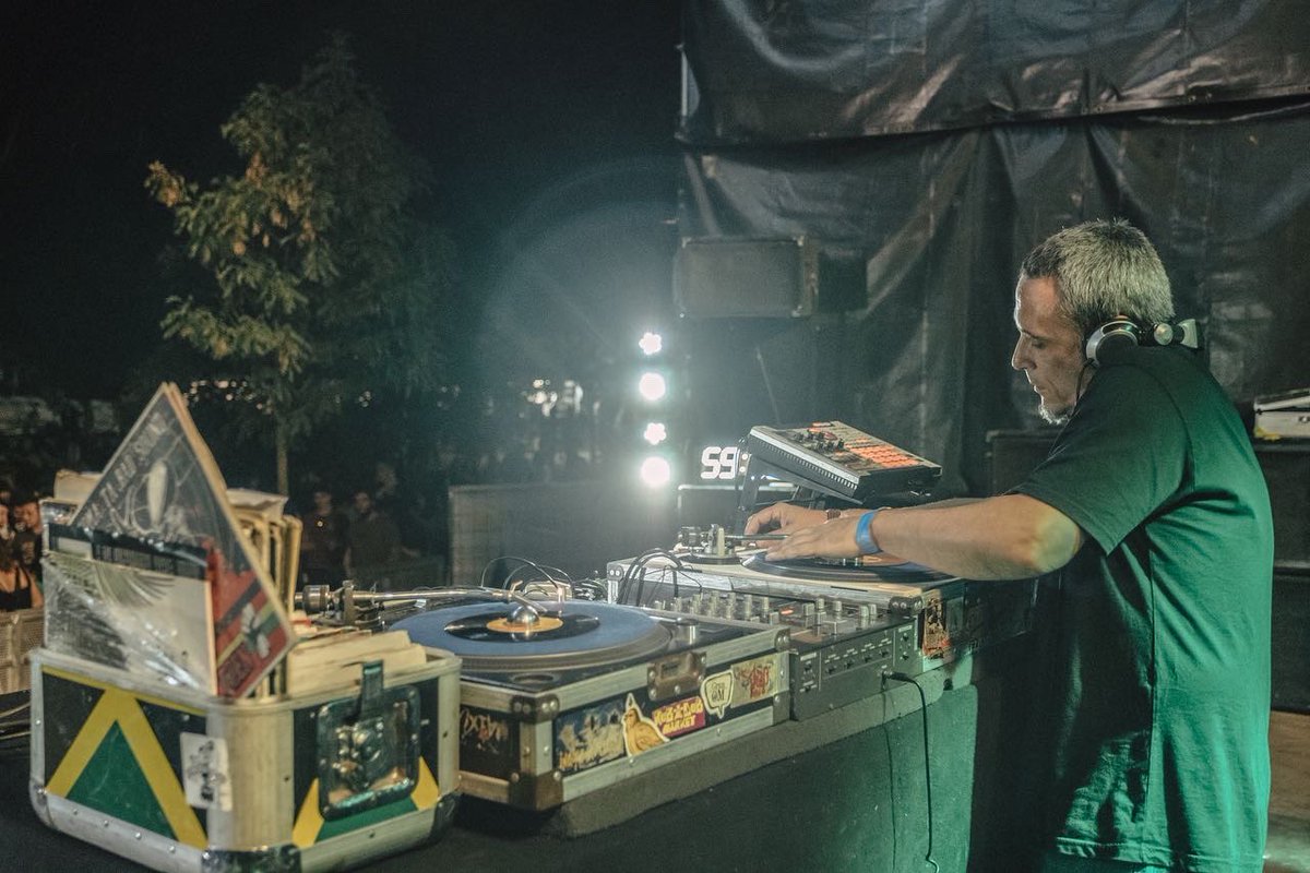 Hatortxurock's tweet photo. #HTX26 📸 Argazki bilduma
🎶 @StepiSelektah
.
.
.
#hatortxu #Selektahstepi #auzolana #elkartasuna #hatortxurock #musikajaialdia #jaialdia #denaketxera #zeruahelmuga #etxera https://t.co/9WZUIrAyta