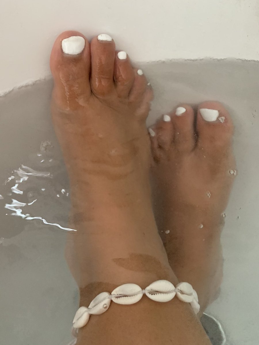 MissW_xx's tweet photo. Fresh tan and white toes. What better combo?
#moisttoes #feetfethish #tanned #holidayfeels https://t.co/Wa7bDMJukY