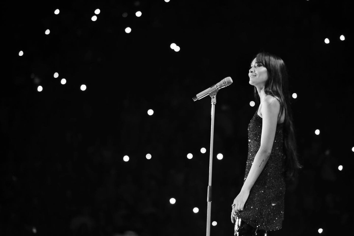 fcaitana_rd's tweet photo. Ayer @aitanax dio inicio a su nuevo tour en el @palausantjordi de #Barcelona. En este concierto se ha dejado ver bailando, tocando el piano mostrando una canción titulada “Otra vez”. Sin duda Aitana viene arrasando con todos. Mil gracias!💜

#11RMasTourPalau https://t.co/xNGZZzg8pF
