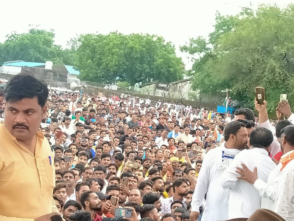 JaysAyush's tweet photo. Today, 
In the historic movement Sagar, 
59-year-old Arun Mishra, a 13-year-old minor in Banda, along with the daughter of Lodhi society, challenged the death penalty and Jays by participating in the movement in the ocean of justice. 
Jays, Bhim Army, OBC Mahasabha ✊🏻 https://t.co/xp8fV39Rtm