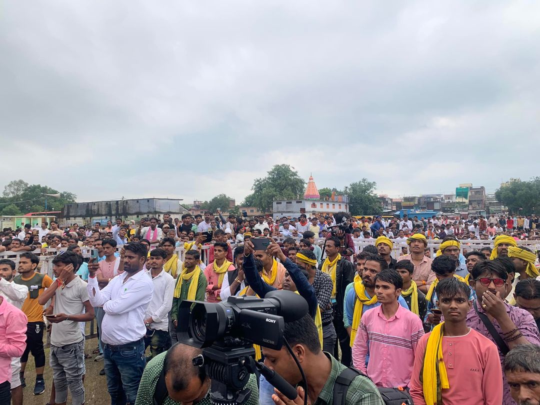 Today, 
In the historic movement Sagar, 
59-year-old Arun Mishra, a 13-year-old minor in Banda, along with the daughter of Lodhi society, challenged the death penalty and Jays by participating in the movement in the ocean of justice. 
Jays, Bhim Army, OBC Mahasabha ✊🏻
