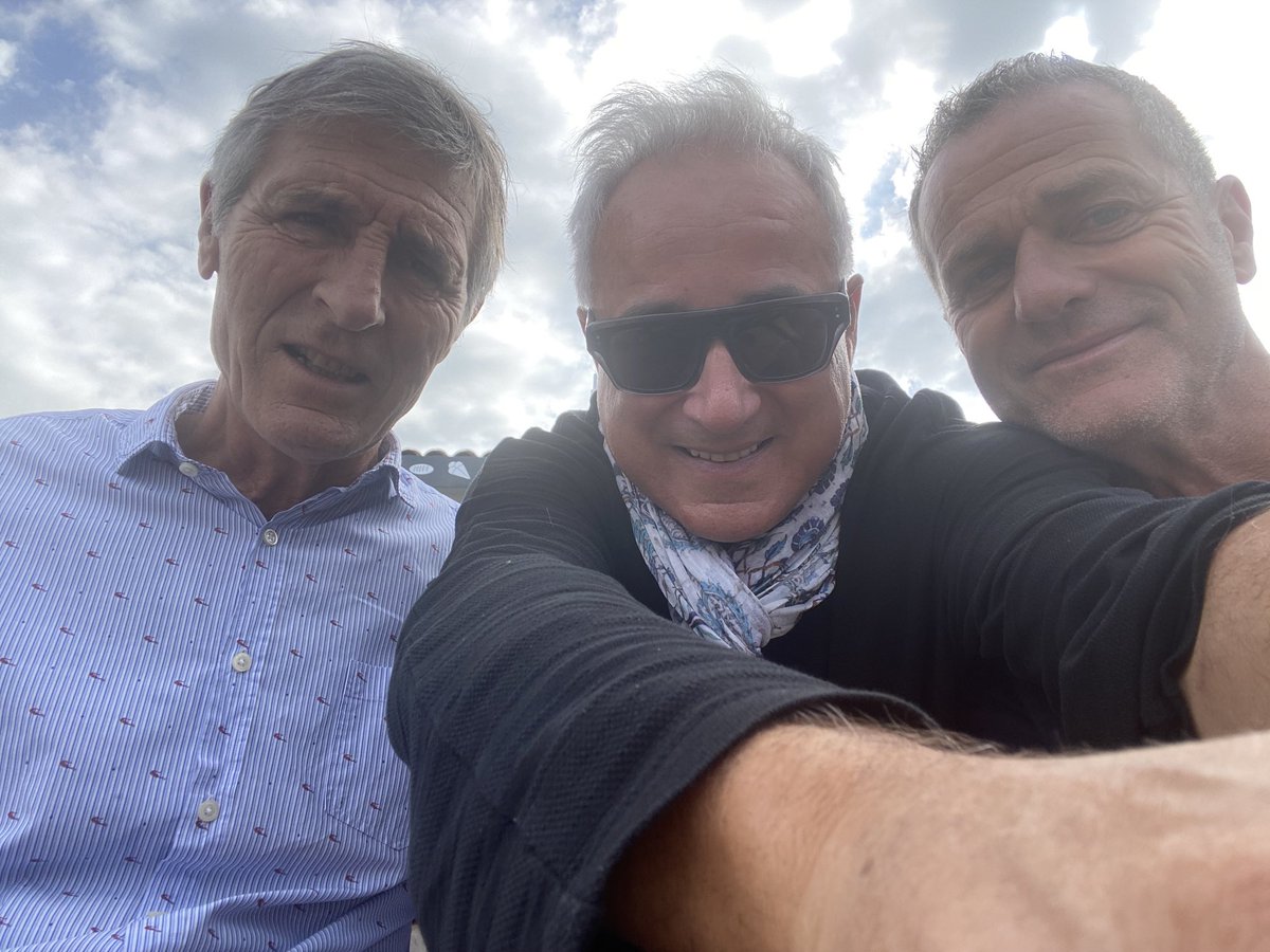 vincentgiret's tweet photo. Vincent #Merling président du @staderochelais 🏈 et Philippe #Hinschberger entraîneur du @AmiensSC ⚽️ souhaitent une bonne première à @nathiannetta #LespritSport @franceinter 18h10 cc @askolovitchC @alex_gilardi https://t.co/CWnnQWtkU6