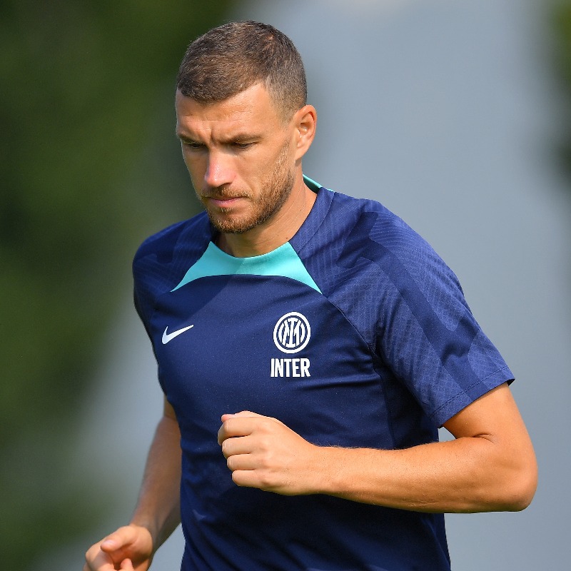 Inter's tweet photo. L'allenamento dei nerazzurri in vista della prima partita di @ChampionsLeague 👇