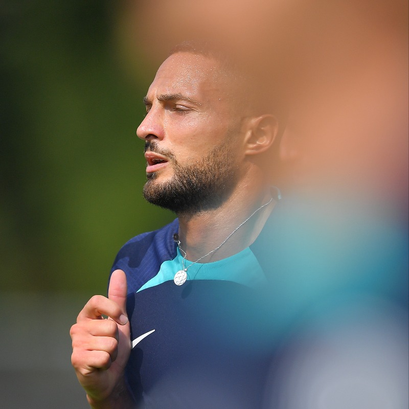 Inter's tweet photo. L'allenamento dei nerazzurri in vista della prima partita di @ChampionsLeague 👇