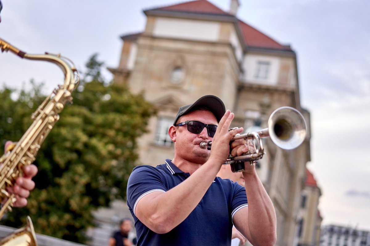 MboMind's tweet photo. High notes from Andrew

#mindblowingorchestra #mbo #trumpet #brass #trumpetplayer #berlin #streetmusic #busking https://t.co/QUXtuRdj6M