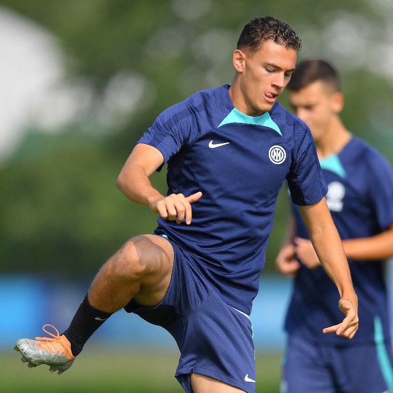 Inter's tweet photo. L'allenamento dei nerazzurri in vista della prima partita di @ChampionsLeague 👇