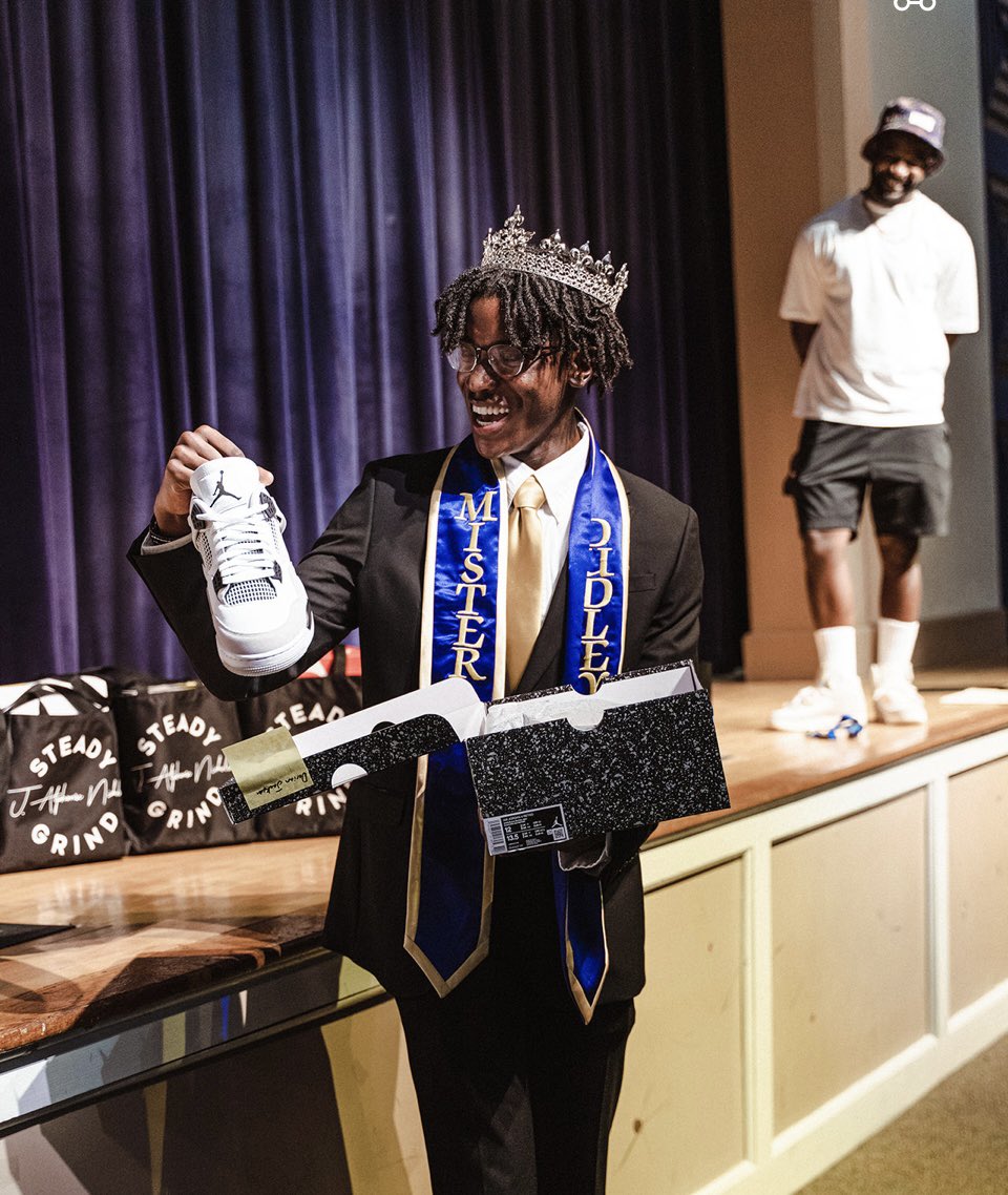 BroccoliCity's tweet photo. It’s a blessing to be a blessing to others . @JAlphonse_N @loydvisuals #BroccoliCity #SteadyGrind https://t.co/8AhecGOfX3