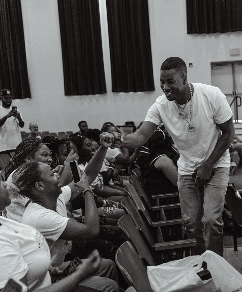 BroccoliCity's tweet photo. It’s a blessing to be a blessing to others . @JAlphonse_N @loydvisuals #BroccoliCity #SteadyGrind https://t.co/8AhecGOfX3