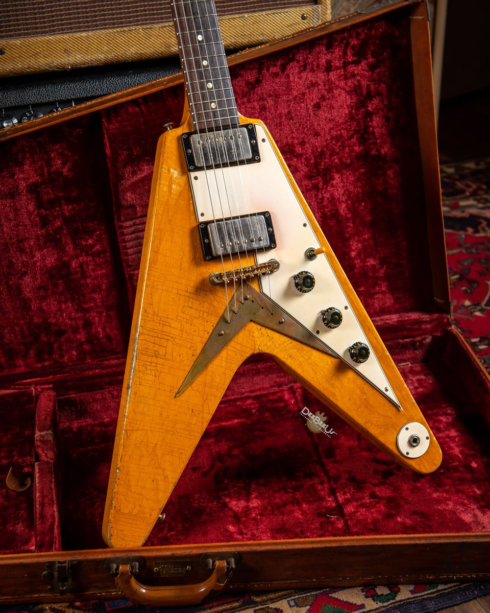 DeeBeeUs's tweet photo. 1958 #Gibson #FlyingV. NOT a reissue. 
The rarest and most beautiful guitar I have ever had the privilege to be in the same room with! 
#gibsunday #gibsonflyingv #korina #pafpickups #tedmccarty #guitar #guitars  #vintageguitars #vintagegibson #gibsonguitars #guitarphotography https://t.co/SqN3QZRJAU