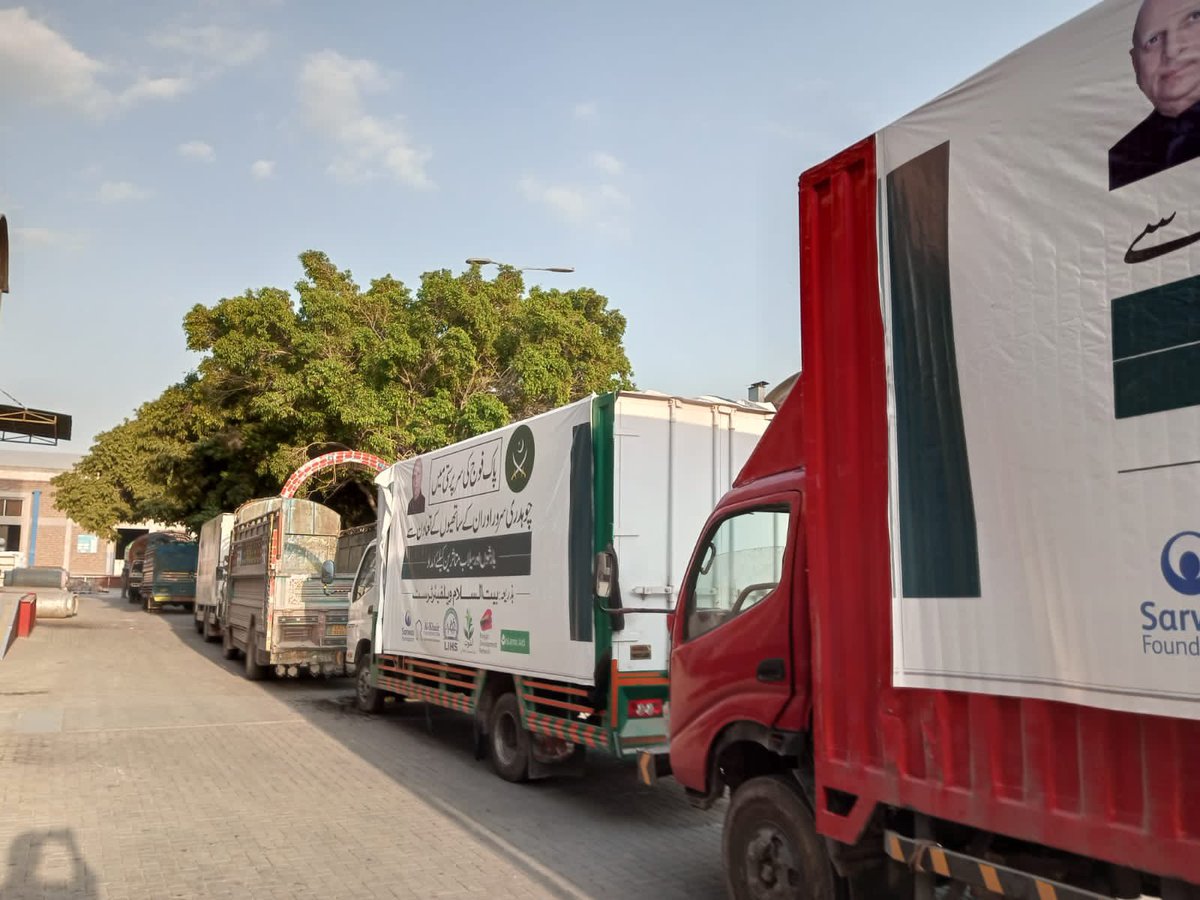 TeamSarwar's tweet photo. Under the patronage of #PakArmy, ex #GovernorPunjab @ChMSarwar along w #LIHS, #pdnetwork, @SarwarFdn, #Akhuwat #AlKhidmat and #IslamicAid sent 13 ration trucks in flood affected areas by Baitussalam Welfare Trust to provide for #floodvictims https://t.co/olEQXseAPQ