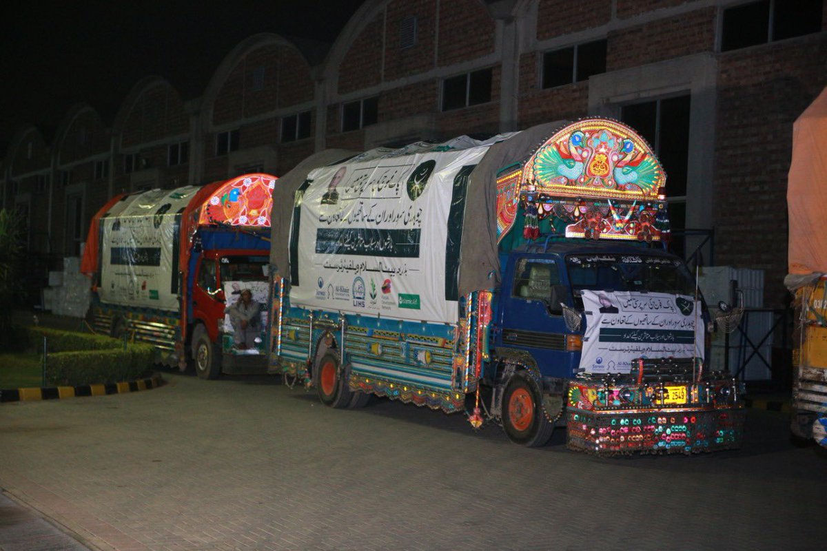 TeamSarwar's tweet photo. Under the patronage of #PakArmy, ex #GovernorPunjab @ChMSarwar along w #LIHS, #pdnetwork, @SarwarFdn, #Akhuwat #AlKhidmat and #IslamicAid sent 13 ration trucks in flood affected areas by Baitussalam Welfare Trust to provide for #floodvictims https://t.co/olEQXseAPQ