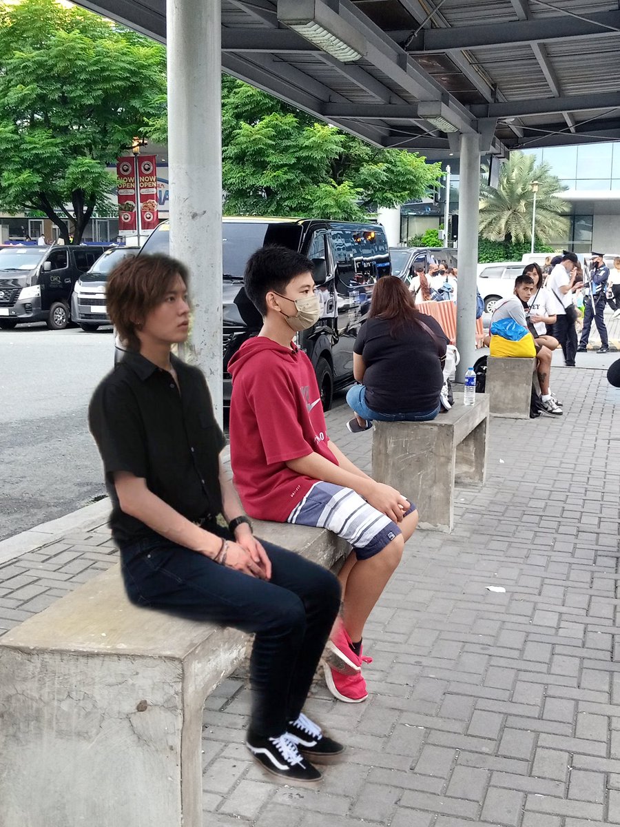 noniebble's tweet photo. napagod yung kapatid ko kanina habang kumukuha kami ng freebies sa #TheLinkTourInManila, buti nalang tinabihan sya ni yuta, atleast hindi sya lonely habang naka-upo https://t.co/qyVZd2hhLw