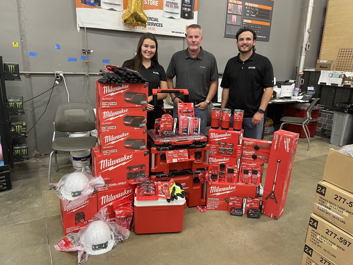jrp6537HD's tweet photo. Our Pro Customer Ron Carter from DR Horton using theirs Perks to buy Milwaukee Tool, so our Reps Mallorie and Ricardo find some goodie’s for them $3,100 tools sales for store 6380 @jaycglenn @TheMighty6951 @Jeremysdepot @derekfleming https://t.co/nGyx5qAQl4