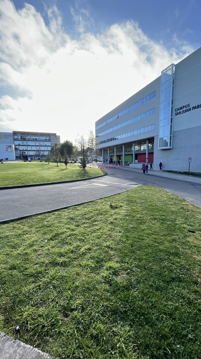 JaraScript's tweet photo. Despejado UCT Campus Norte aún en #Temuco ojo que no están dejando pasar vehículos debe estar por fuera y  hay poco espacio por ahí así que con cuidado https://t.co/RPQrmLWsRL