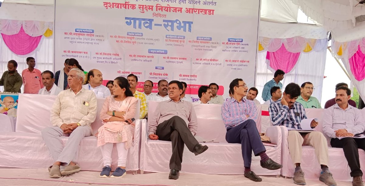 InfoHingoli's tweet photo. प्रत्येक कुटुंबाला महात्मा गांधी रोजगार हमी योजनेतून काम देता येणार असून आपल्या कौशल्यानुसार कामाची मागणी नोंदवावी आणि प्रत्येक कुटुंब लखपती होण्यासाठी मग्रारोहयोची मदत घ्यावी,असे आवाहन अपर मुख्य सचिव नंदकुमार यांनी केले आहे. यावेळी जिल्हाधिकारी जितेंद्र पापळकर उपस्थित होते. https://t.co/90BWYLoAhO