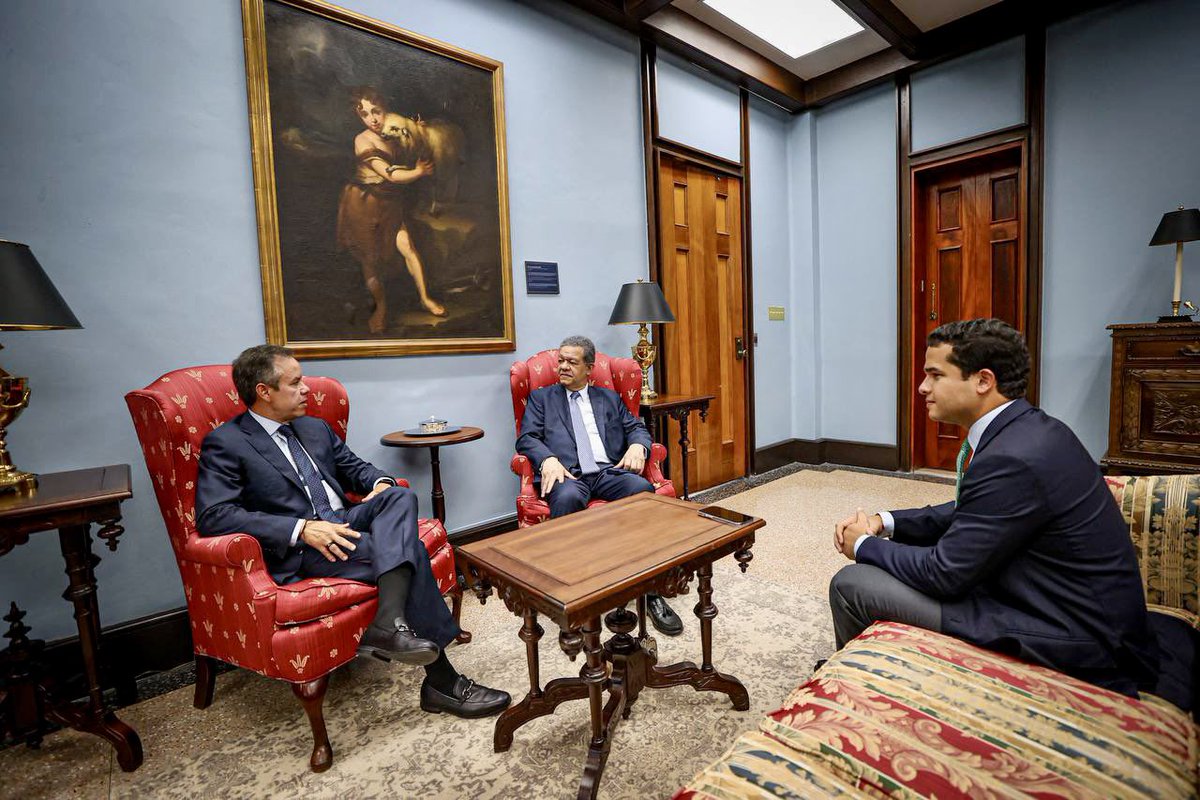 LeonelFernandez's tweet photo. Hemos sostenido un grato encuentro con nuestro amigo @Miguel_Romero_ en Casa Alcaldía, con quien conversamos sobre sus proyectos de desarrollo para San Juan, sobre el acceso a la educación de los dominicanos aquí y sobre los aportes de nuestra comunidad a esta isla. https://t.co/Bahe1Cp6YR