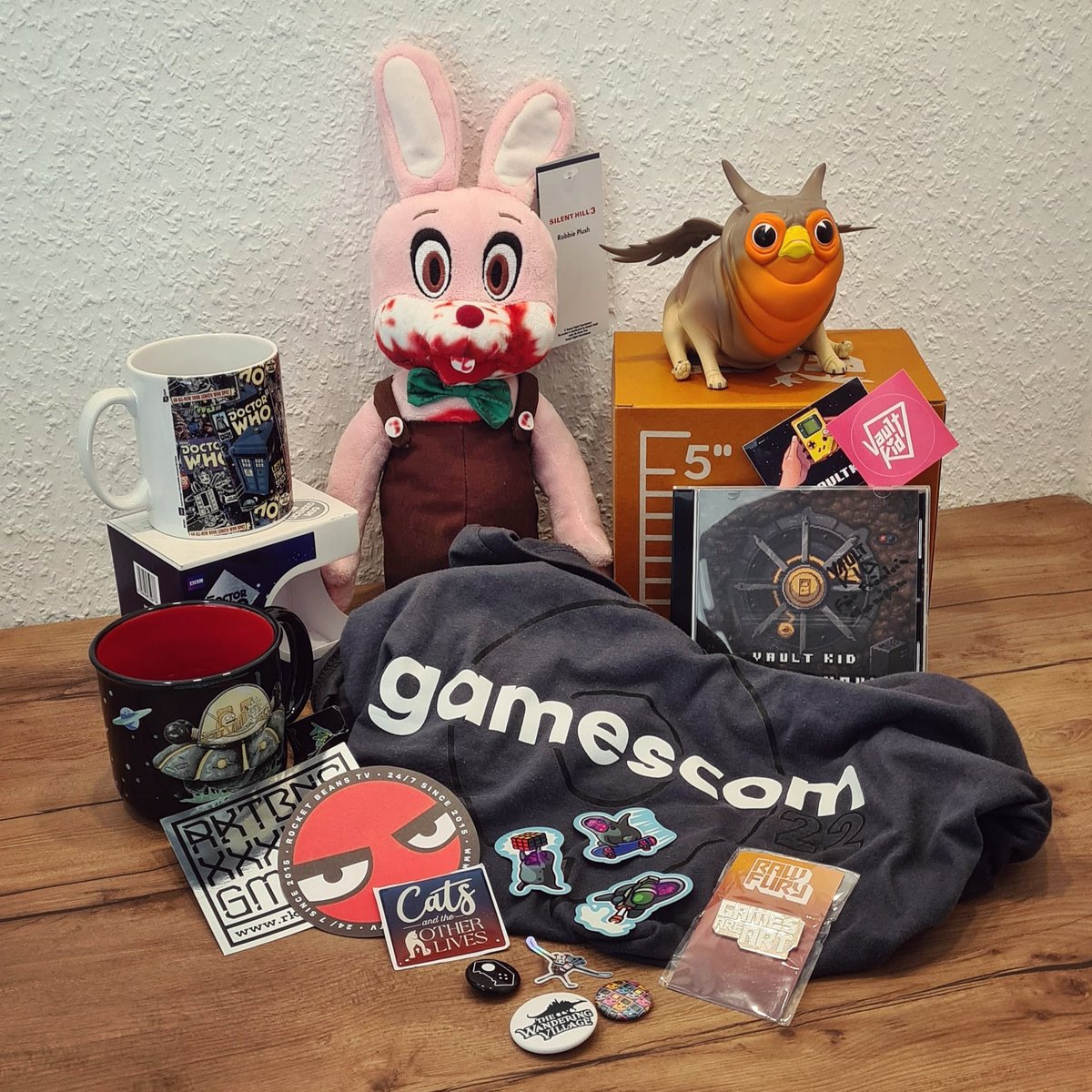 FrlvonMarzipan's tweet photo. Und hier dann auch der #Loot, den ich dieses Jahr von der #Gamescom mitgenommen habe 😋

#DoctorWho #RickandMorty #RocketBeans #Catsandotherlives #IndieAsylum #KingdomEighties #TheWanderingVillage #SilentHill #SilentHillRobbie #RawFury #Peagle #VaultKid #Gamescom22 #Merch https://t.co/HDgEgnDF50