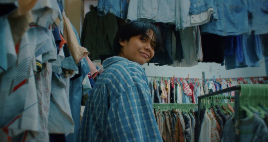 iadoremrld's tweet photo. This ukay ukay scene HSAHAHAHA cutie 

Enjoyed this pov a lot congratulations @thisismrld!! 

Watch “Ikaw Pa Rin by mrld” MV ‼️
https://t.co/wA2lea5Me6 https://t.co/SAZaT3M3Rx