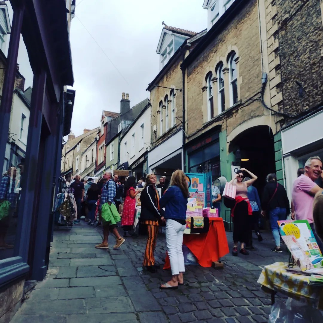 tamsyng's tweet photo. Morning out to #fromeindependent hanging out with friends and Lula, collecting pics for painting. #funmorning #somerset #market #puppylove https://t.co/BeE2BZLuS6