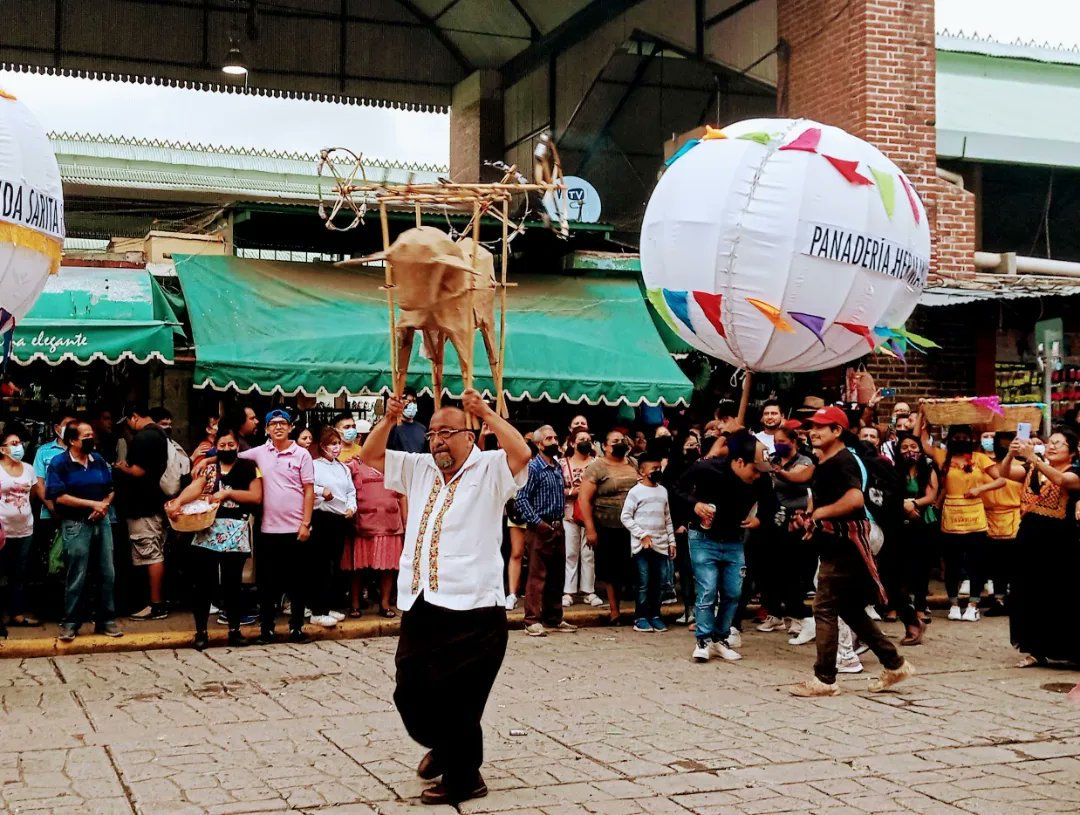 Fernand64830223's tweet photo. Los mercados del Centro Histórico en compaña de la Familia Vasconcelos, los escritores del evento Nacional de Arte y Cultura "Las Heroínas de la Nación" y la Dirección de Mercados, llevaron a cabo el relanzamiento de la biblioteca pública "Rubén Vasconcelos Beltrán" los esperamos https://t.co/vvzZCUlvB3