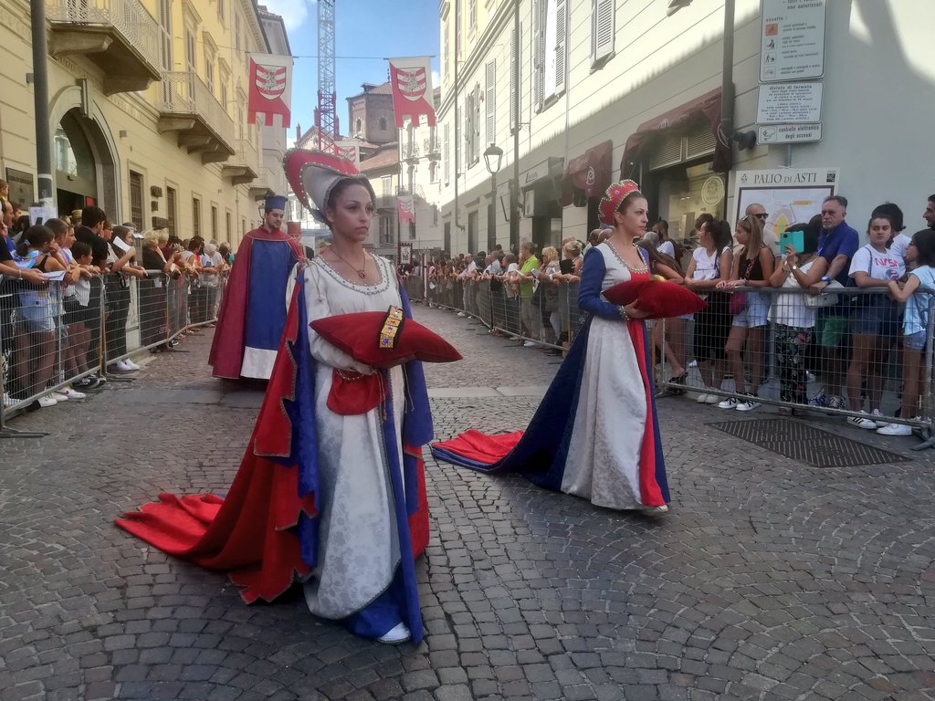 RVeronicaOne's tweet photo. Il tradizionale corteo in costume che precede la corsa del #Palio2022 di #Asti colora il centro cittadino. https://t.co/UCRkauMEk9
