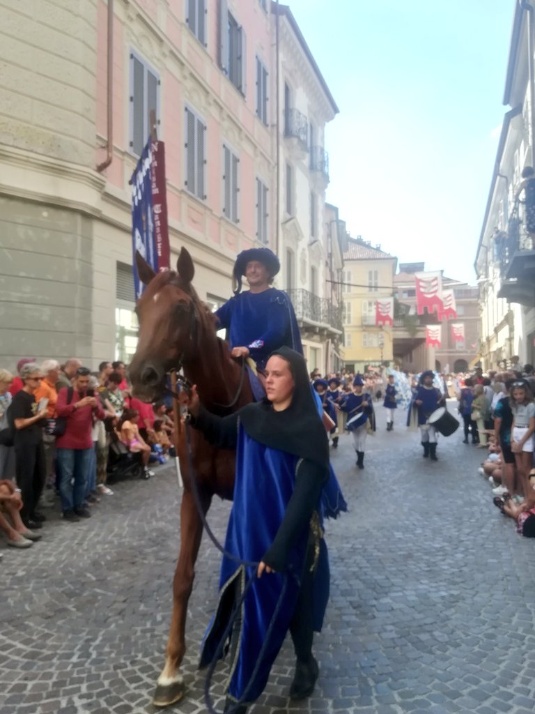 RVeronicaOne's tweet photo. Il tradizionale corteo in costume che precede la corsa del #Palio2022 di #Asti colora il centro cittadino. https://t.co/UCRkauMEk9