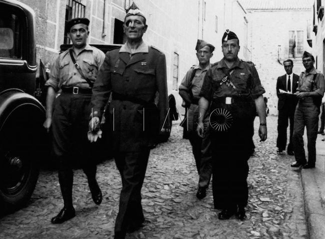 PlataformaMill1's tweet photo. "LOS LEGIONARIOS SOMOS POBRES DE DINERO y HOMBRES HONRADOS". Así #contaba Dña PEREGRINA #MILLÁNASTRAY a @elmundoes una de las anécdotas personales de su Padre, el #Fundador de La Legión, que hoy recordamos aquí.
Fuente: @ElFarodeCeuta https://t.co/Kyxq5nR2cK