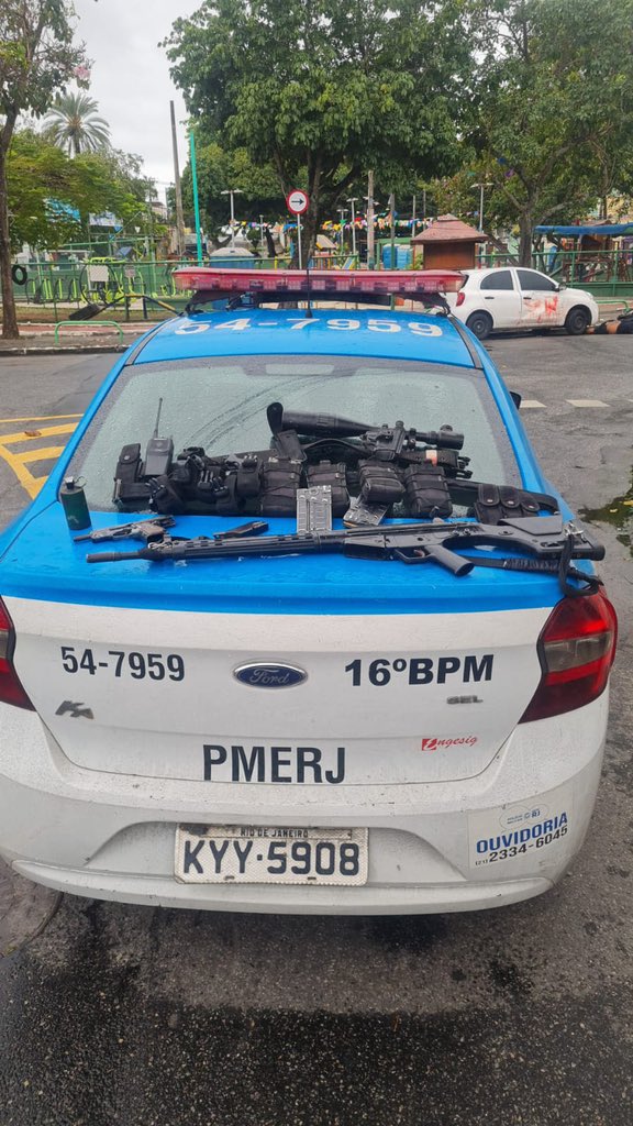 operacionalrj22's tweet photo. Policiais do 16BPM aniquiliram dois meliantes,um deles conhecido como "Marrom",que seria da cúpula do tráfico na Cidade Alta e Parada de Lucas.
O tiroteio aconteceu na Praça do Country,em Brás de Pina-RJ. https://t.co/3spxXNCblV