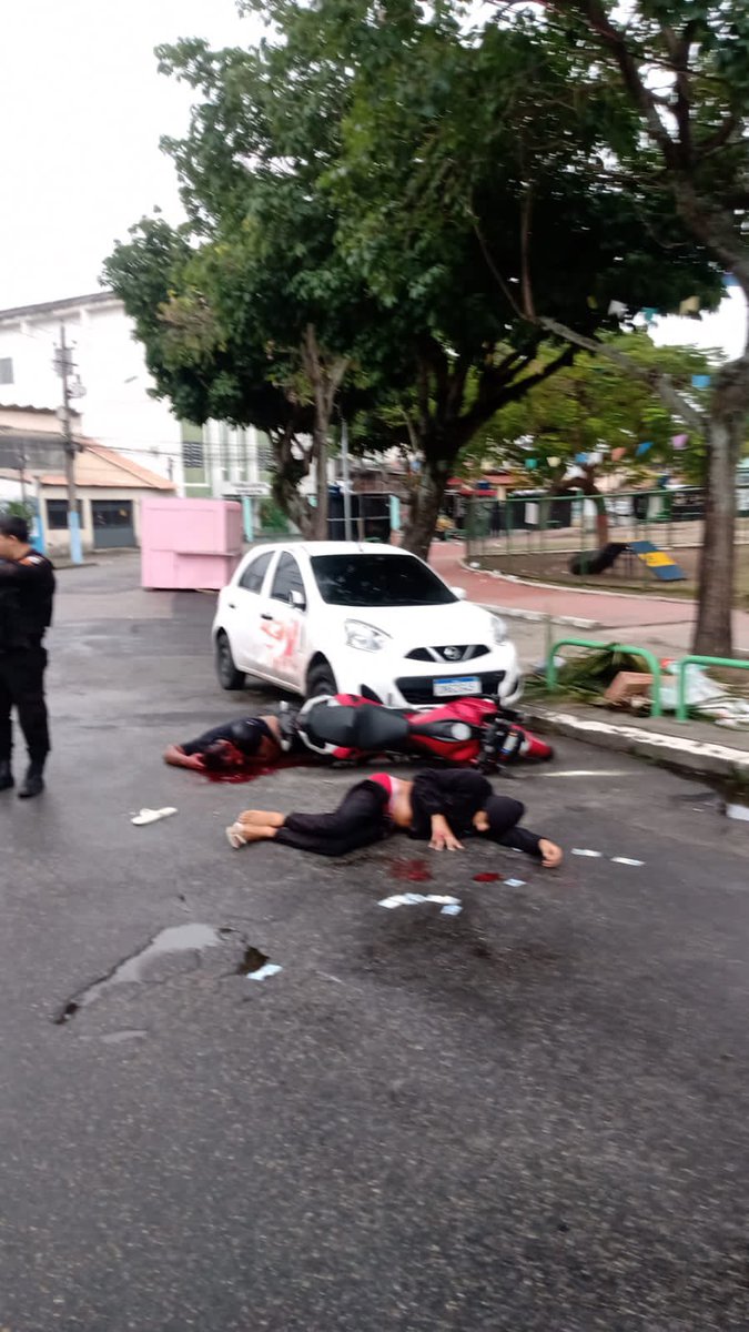 operacionalrj22's tweet photo. Policiais do 16BPM aniquiliram dois meliantes,um deles conhecido como "Marrom",que seria da cúpula do tráfico na Cidade Alta e Parada de Lucas.
O tiroteio aconteceu na Praça do Country,em Brás de Pina-RJ. https://t.co/3spxXNCblV