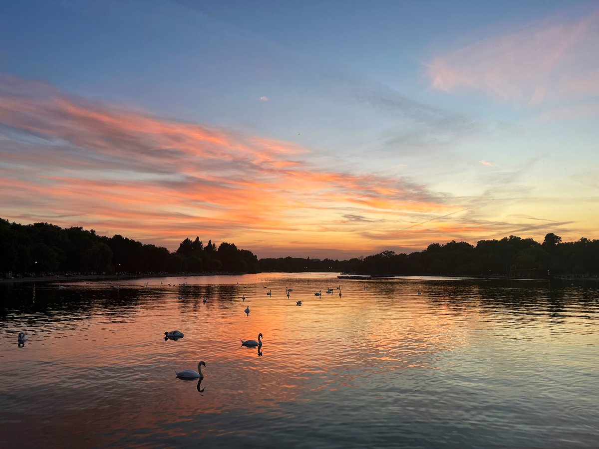 A bittersweet #SundaySunsets as we start to say goodbye to the long summer days. This was a magical afternoon spent walking around London a couple of weeks ago, ending with an oasis of calm in Hyde Park watching the swans float by.

<a href="/MadHattersNYC/">Mad Hatters NYC</a> <a href="/RoarLoudTravel/">RoarLoud</a> <a href="/_sundaysunsets_/">SundaySunsets</a>