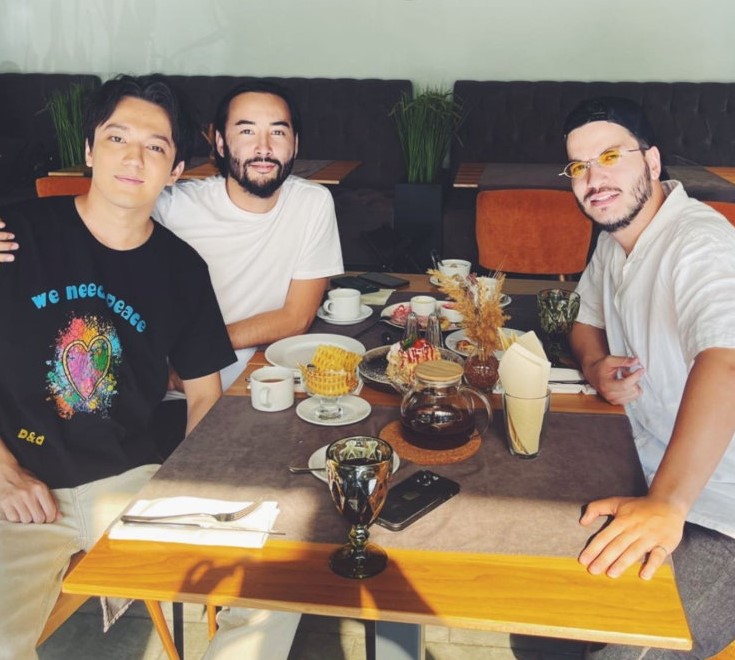 Vera32746352's tweet photo. @DearNawaf @dimash_official And on the t-shirt Dimash has a beautiful  inscription 
👉 "we need peace" and below " D &amp; d" , what I understand as Dimash and dears ..... of course I may be wrong, but I don't think so .....😅🤗❤
👇😍 https://t.co/NnUyNlZBgt