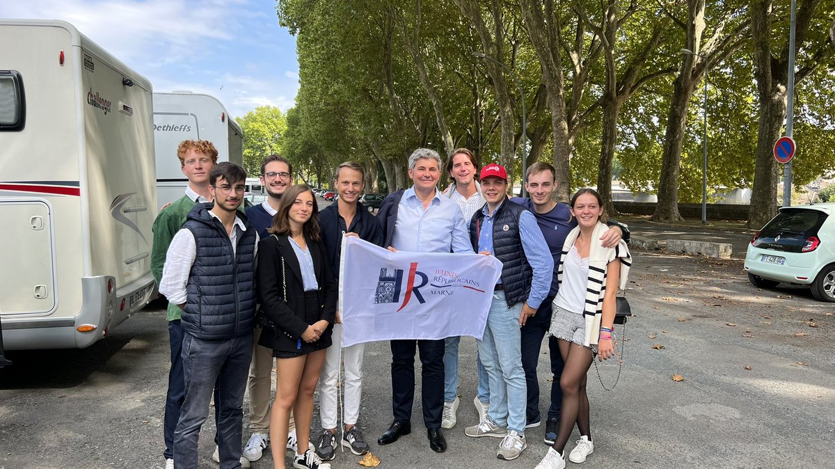 JeunesReps51's tweet photo. Fin du week-end #CampusLR @jeunesreps. Merci @gillesplatret pour ce moment d’échange. Un grand bravo à @GuilhemCarayon, @ganivet_tristan ,au bureau national et l’ensemble des organisateurs pour cette belle rentrée. Une belle mobilisation de notre fédération. #ReveilFrancais #LR https://t.co/FCw7fDG3M8