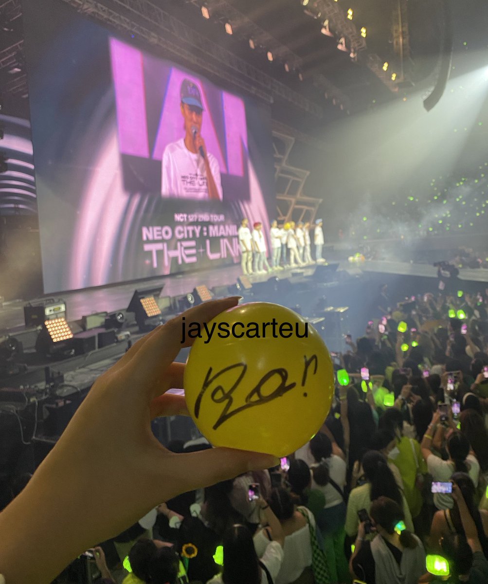 jayscarteu's tweet photo. HOY I GOT SIGNED DOYOUNG BALL FAK https://t.co/adG8SYj8rj