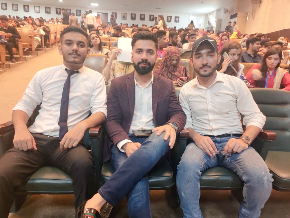 Imrezwann's tweet photo. Sab keh rahe he #DocAli
Aya tha lkn kese ko pata bhe nai tha meny unko invite kia he 😤 #AIMC #Lahore #Synch #NLS22 https://t.co/XU3onk95rX