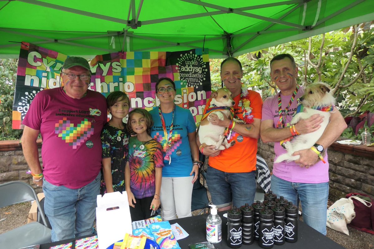 NewportNeu's tweet photo. Thank you 😊 everyone who dropped by at the Newport NEU stand at Pride in the Port 🏳️‍🌈🏳️‍⚧️ yesterday. Great to discuss inclusivity and your experiences of what is happening and is possible in our schools. Let’s make sure all students and educators are heard and nurtured ����️‍🌈🏳️‍⚧️. https://t.co/X5hoFfNtn4