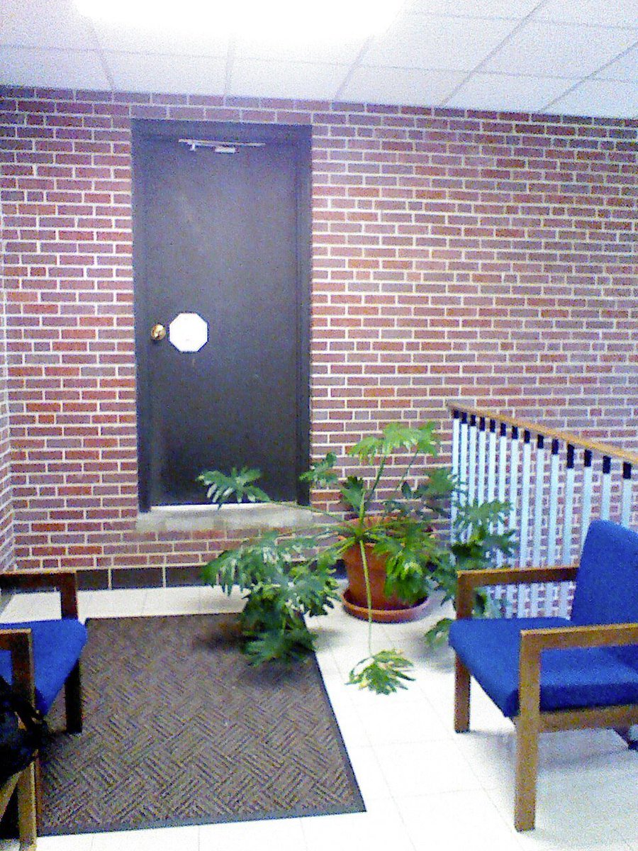 BRVogt's tweet photo. The glamorous life of an adjunct. Remembering my second office at Doane back in 2012 which was the end of a hallway near my classrooms. I had office hours here and tenured profs would walk by smiling. I made $2,000 per class, pre tax. #highered #adjunct #endtheexploitation https://t.co/RBco4eqA1W