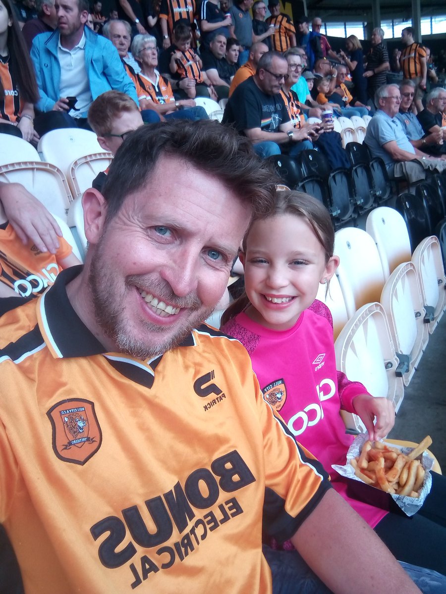 MichaelGooch3's tweet photo. Shirt choice #Ashbee #UTT #hcafc 🐯 https://t.co/AxYDRESFGi