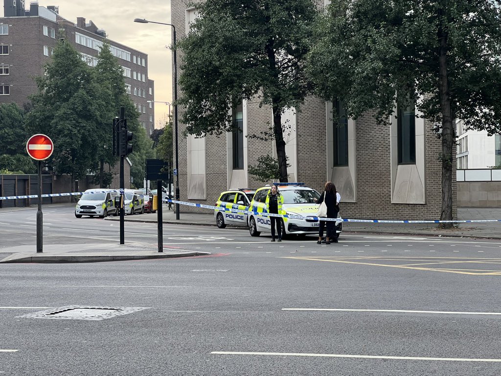 999London's tweet photo. BREAKING: A young man aged in his 20s has been shot dead in West Kensington. 

Armed officers rushed to Kensington High Street, W14, at 02:02 this morning. 

The victim was found with gunshot wounds and was later pronounced dead at a central London hospital at 05:32. 

1/2 https://t.co/pfaqN2Jf5r