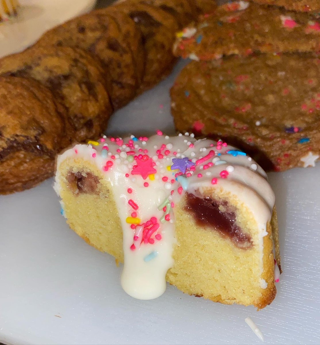 👩🏼‍🍳💓 I’m sooo excited to announce that I’m gonna be doing my 1st ever pop-up, selling GF bundt cakes &amp; cookiezzz!!! If you’re not doing anything Sept. 10, come to alltimeplants in LB &amp; say hiiii! Sending lots o loveee💓💓💞