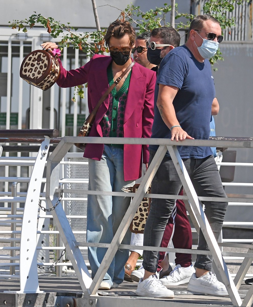 hsdcandids's tweet photo. More of Harry arriving in Venice, Italy today - September 4 https://t.co/4JtJKuF1v9
