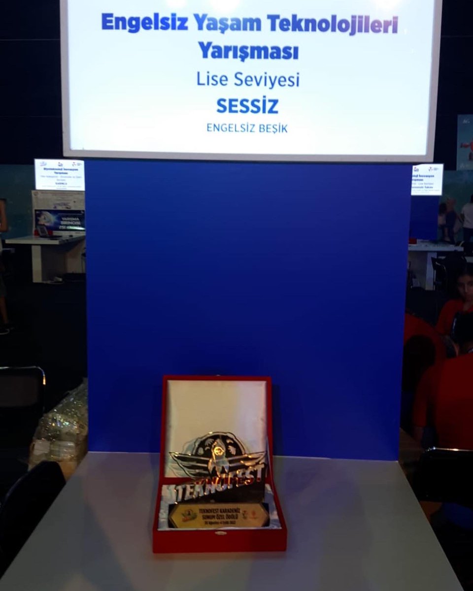 akgul_ozel's tweet photo. Okulumuz Bil. Tek. öğretmeni Yasin VURGUN'un danışmanlığındaki "Sessiz" isimli takımımız Teknofest Karadeniz 2022 yarışmasında “Sunum Özel Ödülüne” layık görülmüştür. Öğretmen ve öğrencilerimiz Mehmet VURAL ve Davut KORKMAZ'ı tebrik ederiz. @konyamem @selcukluilcemem https://t.co/aRCpNQDPmP