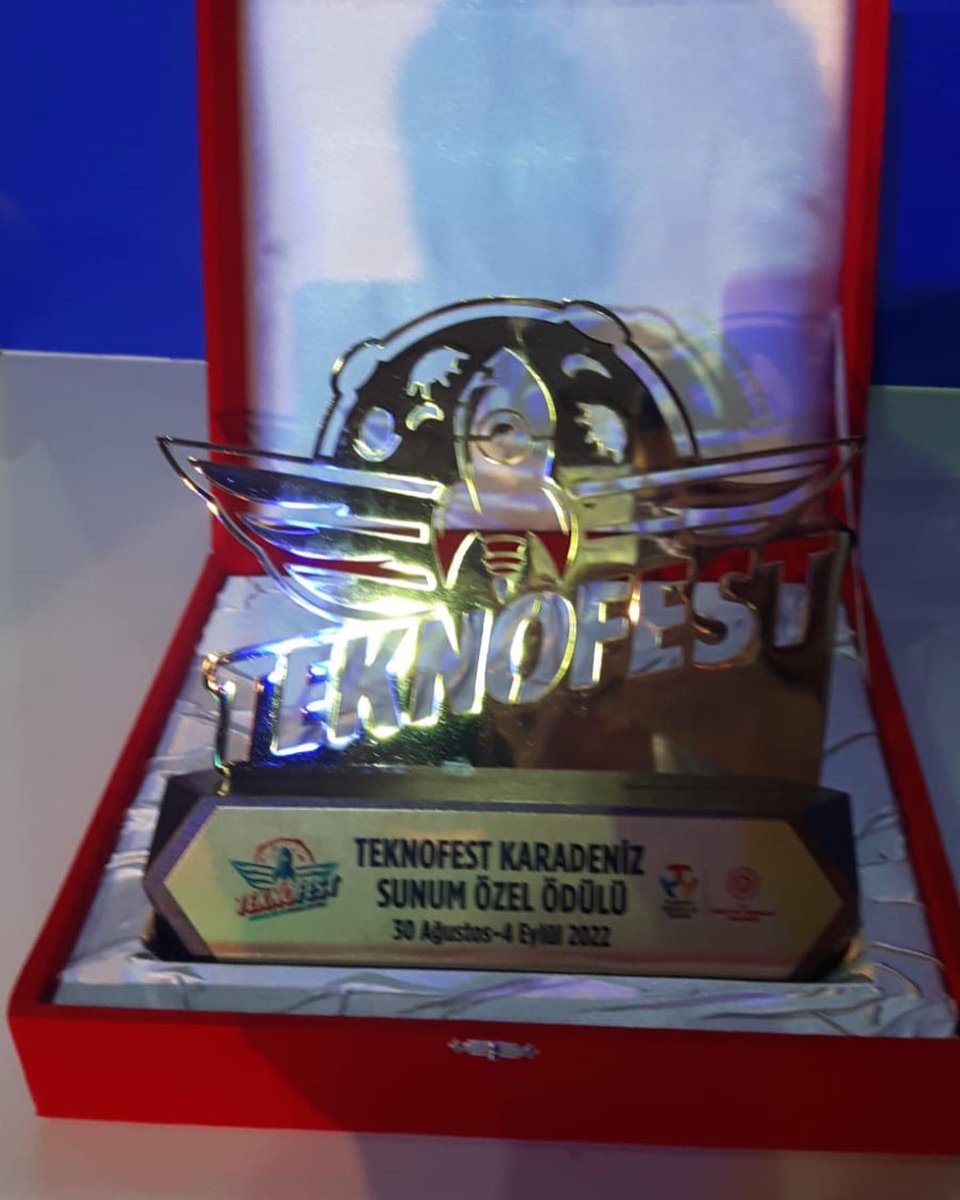 akgul_ozel's tweet photo. Okulumuz Bil. Tek. öğretmeni Yasin VURGUN'un danışmanlığındaki "Sessiz" isimli takımımız Teknofest Karadeniz 2022 yarışmasında “Sunum Özel Ödülüne” layık görülmüştür. Öğretmen ve öğrencilerimiz Mehmet VURAL ve Davut KORKMAZ'ı tebrik ederiz. @konyamem @selcukluilcemem https://t.co/aRCpNQDPmP