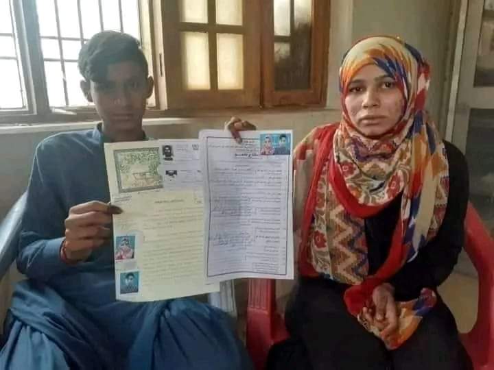 هڪ ٻوڏ ٻيو هنن جا عشق اسان تباھ 
گٽر جو ڍڪڻ کلي ويو چيومانس ڍڪڻ کڻين ڏي پاڙي جا ٻار ڪري پوندا ڏسي کلي ڏنائين عشق ٿي ويو ڍڪڻ اتي ئي ڇڏي ڪورٽ م وڃين نڪاح ڪيوسين اسان کي تحفظ ڏنو وڃين😜😜😜😜