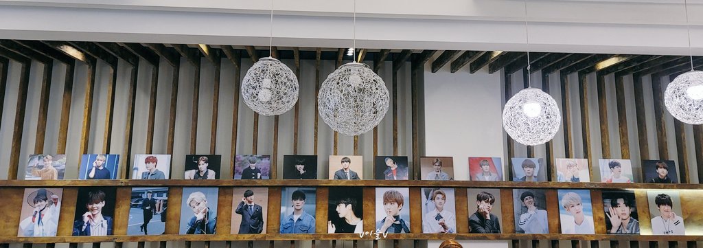 dltmf235's tweet photo. 들어서자마자 똭!! 보이는 커어어어다란 한복텐셔니들을 시작으로 멤버들의 데뷔초&amp;최근 사진들까지~~
넘넘 이쁜 사진들이 한가득해서 넘 행복했어요~🥰😍🥰😍
#업텐션7주년축하해 #업텐션 #UP10TION https://t.co/h60LzU19Tg