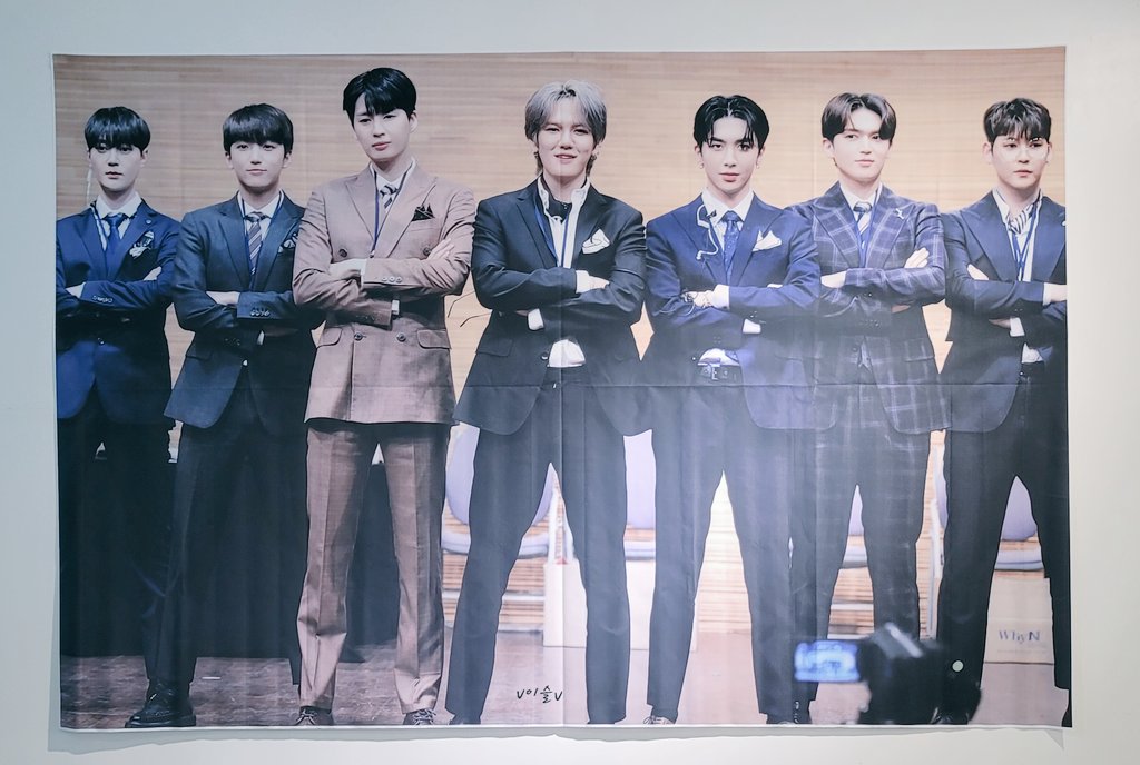dltmf235's tweet photo. 들어서자마자 똭!! 보이는 커어어어다란 한복텐셔니들을 시작으로 멤버들의 데뷔초&amp;최근 사진들까지~~
넘넘 이쁜 사진들이 한가득해서 넘 행복했어요~🥰😍🥰😍
#업텐션7주년축하해 #업텐션 #UP10TION https://t.co/h60LzU19Tg
