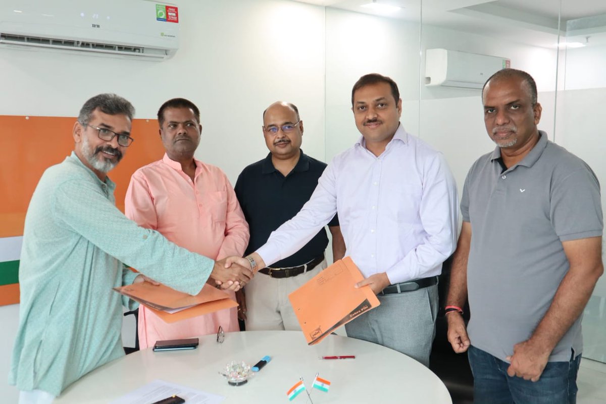 employonomics's tweet photo. Today Commonman Trust signed MOU with Er @Awanish_Singh, MLC, President, SCB Group of Institutions, to launch #LuckKnow Startup School in the presence of Prof Devashish Das Gupta, IIM-L, &amp; Dr @heeralalias.
Last year we started @missionvns with @ShrutiNagvanshi of @pvchr. https://t.co/1zgJKJdhPu