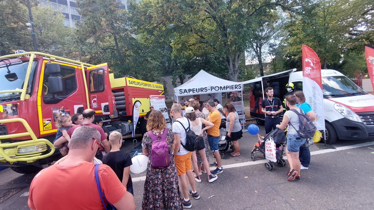 sdis67's tweet photo. Il y a foule aujourd'hui sur le stand des #Pompiers67 Ă la Foire europĂ©enne de #Strasbourg âĄïž dĂ©monstration de gestes de premier secours, engagement de sapeur-pompier volontaire, exposition d'un đ camion-citerne feu de forĂȘt...
#SIS67 #UDSP67 https://t.co/qqvOKuTBF2