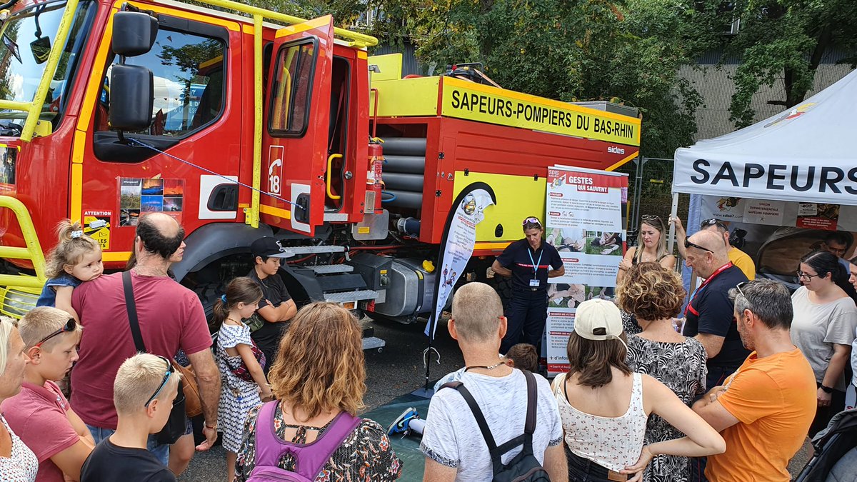 sdis67's tweet photo. Il y a foule aujourd'hui sur le stand des #Pompiers67 Ă la Foire europĂ©enne de #Strasbourg âĄïž dĂ©monstration de gestes de premier secours, engagement de sapeur-pompier volontaire, exposition d'un đ camion-citerne feu de forĂȘt...
#SIS67 #UDSP67 https://t.co/qqvOKuTBF2